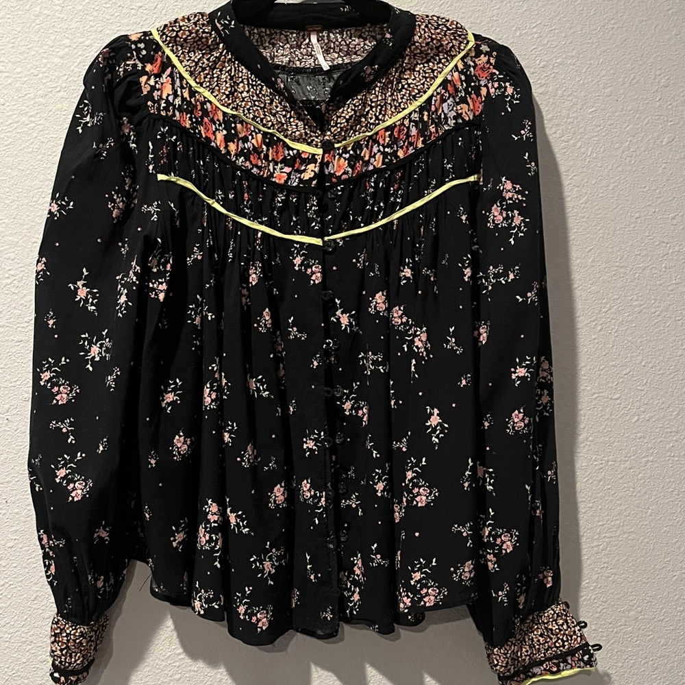 Free People  Boho Black & Cream Floral Blouse, Long sleeve, button front
Sz XS